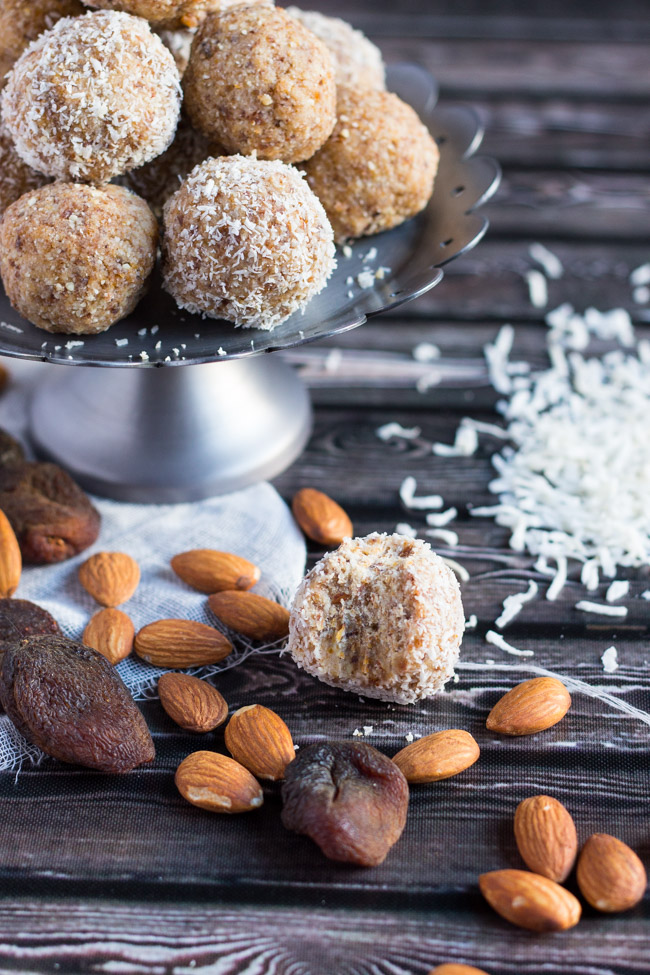 3 Ingredient Apricot Almond & Coconut Bliss Balls. Quick to make & handy for emergency snacks. | thecookspyjamas.com