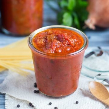 A Really Useful Tomato Pasta Sauce Recipe. With this sauce in your kitchen, you are never far from a quick meal. Make a batch, & then wonder how you ever did without it.