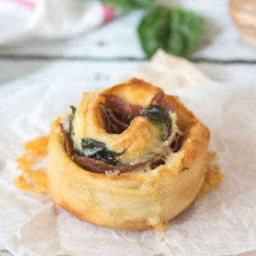 Salami, Spinach & Cheese Scrolls. Perfect for an easy, speedy lunch. Leftovers freeze well, and are great in the lunchbox.